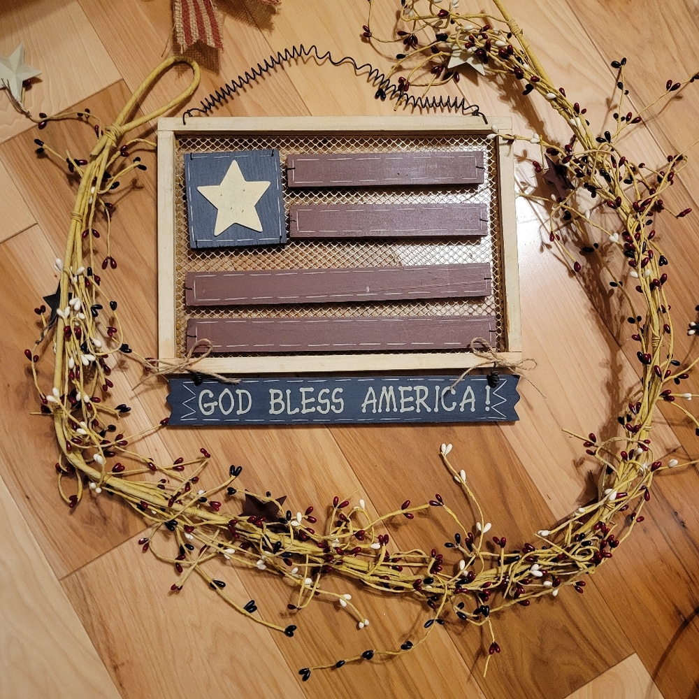 Patriotic Wall Decor with Star and Flag Design